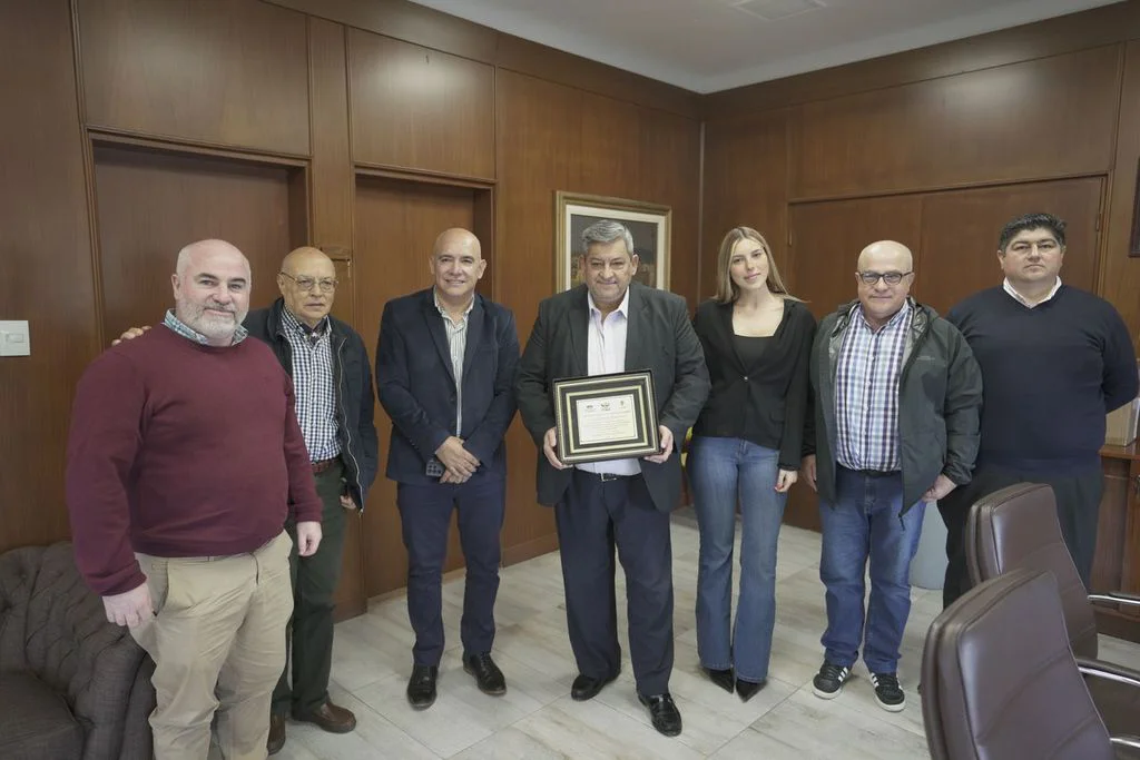 Propietarios de caballos distinguieron al interventor de Caja Popular de Ahorros