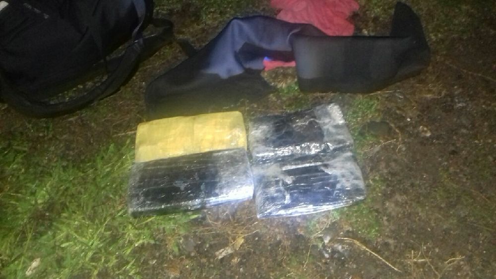 Uno de los detenidos llevaba estos paquetes con droga pegados a su cuerpo.