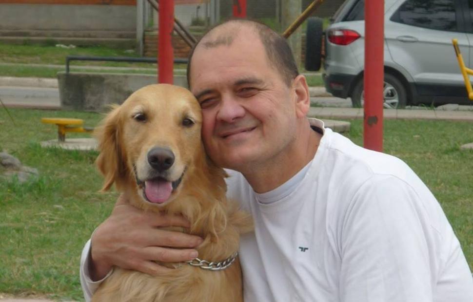 René y su inseparable perra guía, Lupe. Foto de facebook