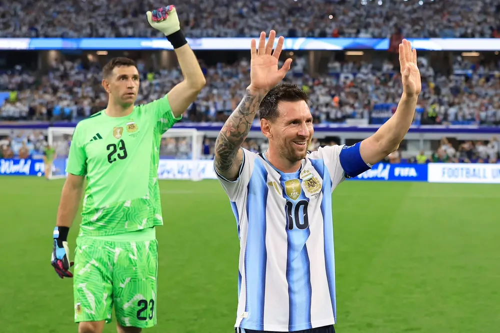 Messi y Emiliano Martinez
