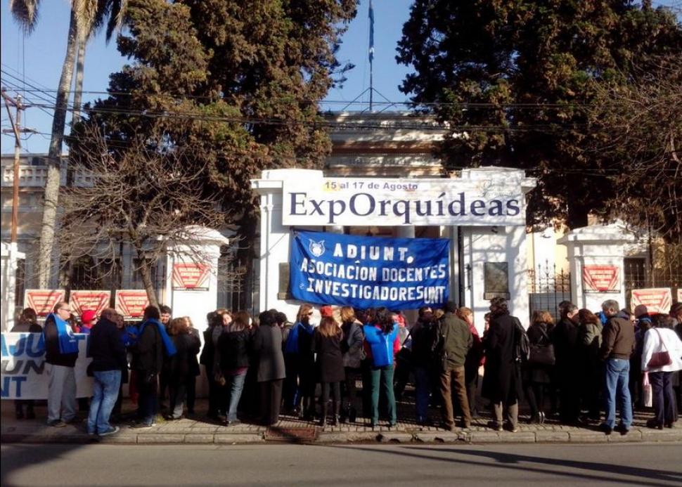 Adiunt movilizó ayer al Rectorado