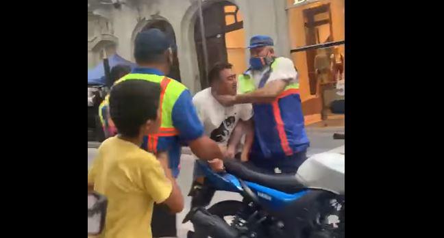 Pelea entre varitas y peatón