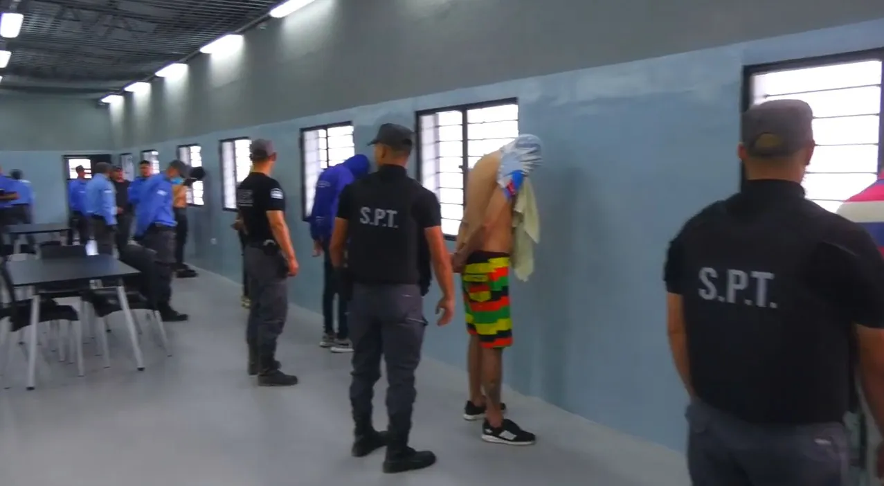 TRASLADAN A DETENIDOS A BENJAMÍN PAZ