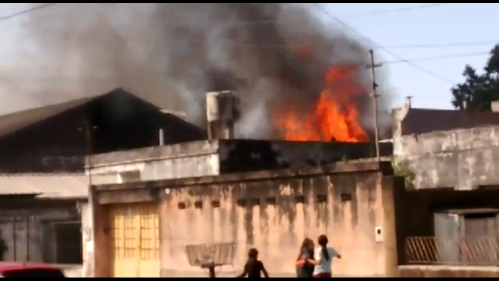 El siniestro devoró la mayor parte de las instalaciones. Foto Mauricio Salvador