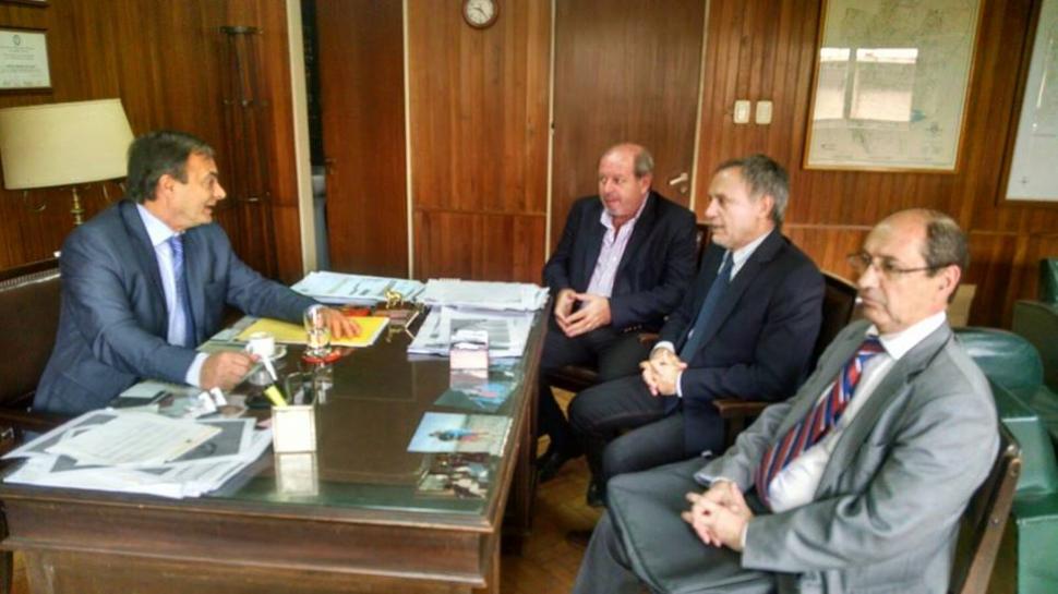 Cabral informó al secretario electoral, Rogelio Rodriguez del Busto, sobre los observadores. Foto: Facebook Defensoría del Pueblo