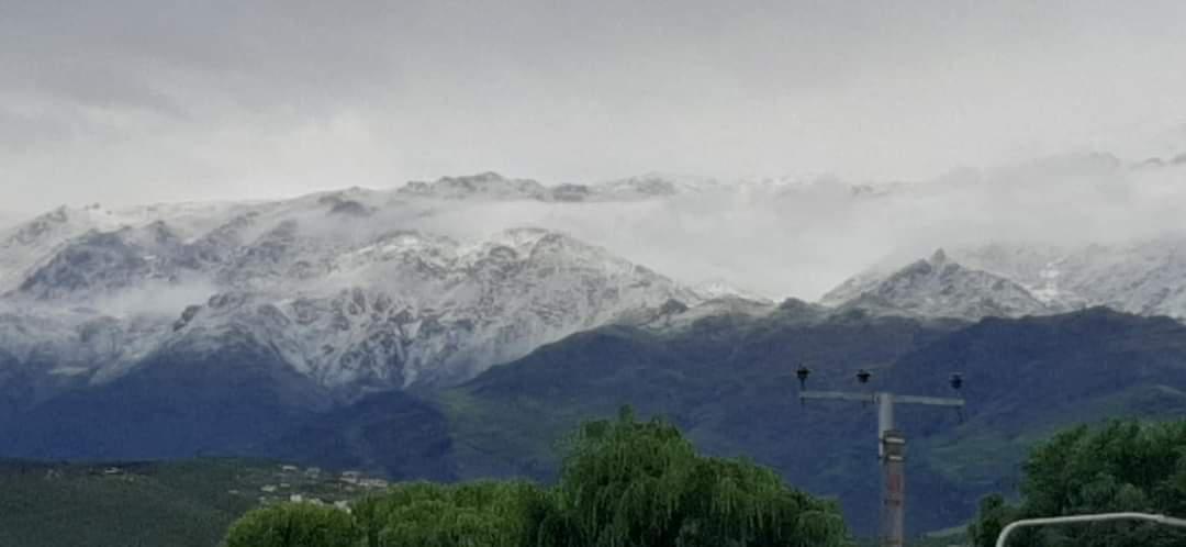 El cerro Muñoz cubierto de blanco