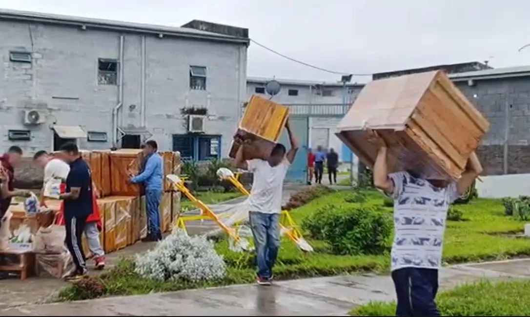 Internos del penal Villa Urquiza realiza muebles y juguetes para los niños del Hogar Eva Perón