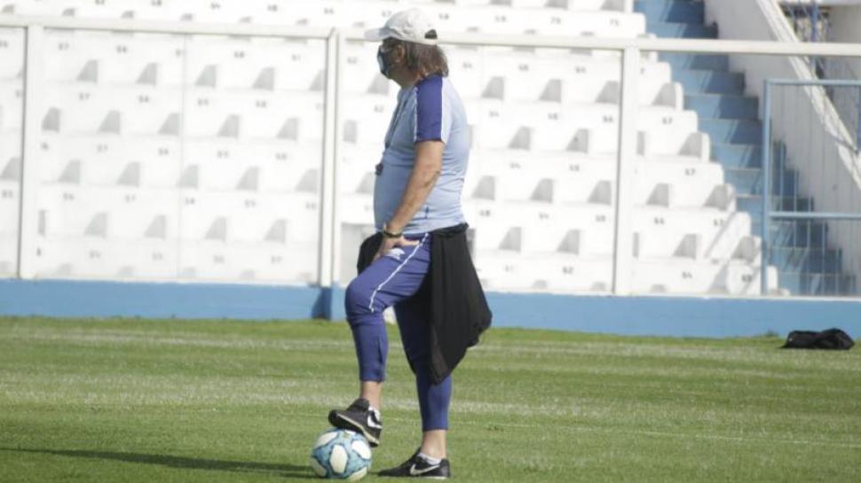 Ricardo Zielinski para la pelota y planifica el calendario Decano. Foto: Twitter @soydecano939
