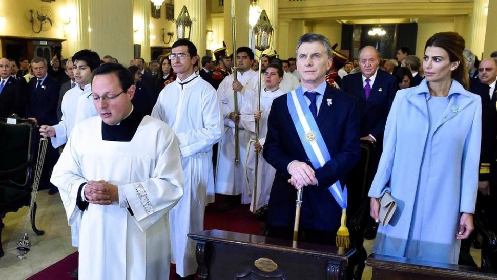 El presidente Mauricio Macri junto a su esposa, la primera dama Juliana Awada, durante la tradicional ceremonia religiosa que ofició el obispo de Tucumán, monseñor Alfredo Zecca. (Foto: Presidencia de la Nación)