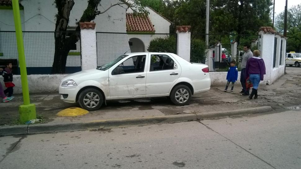 El auto Fiat Siena color blanco que desató la furia de los vecinos del barrio Roselló.