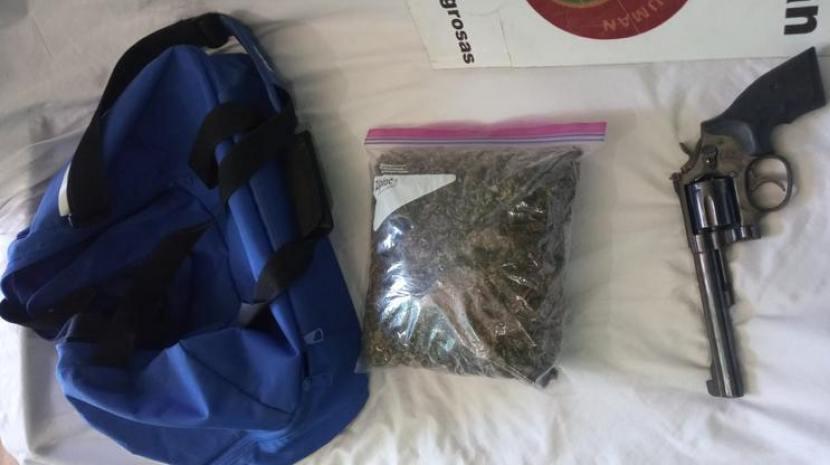 Marihuana y revolver