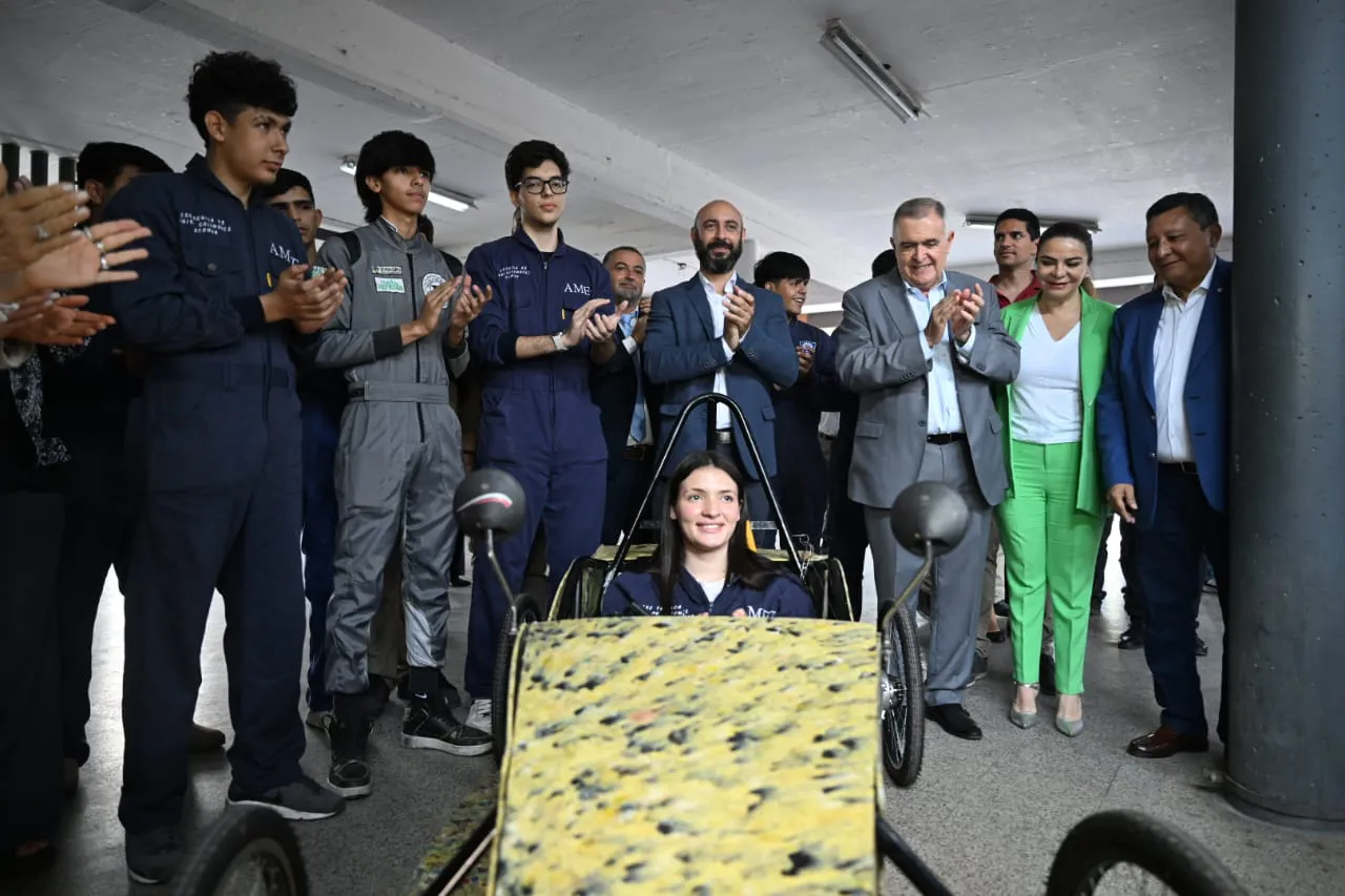 Alumnos de la Escuela Tecnica N2 Obispo Colombres hicieron un auto electrico