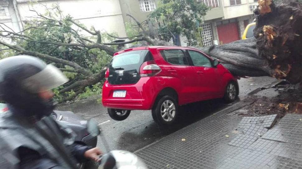 El auto sufrió daños en su parte delantera. Foto Facebook/Mauricio Pereyra.-