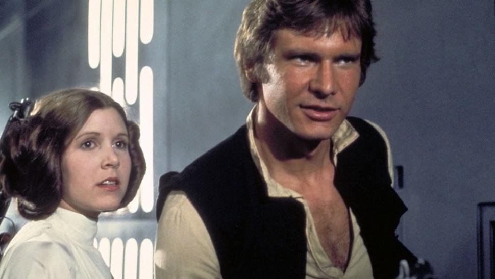Carrie Fisher y Harrison Ford, en una escena de Star Wars que rodaron en 1976, cuando eran amantes. (FOTO: Clarín)