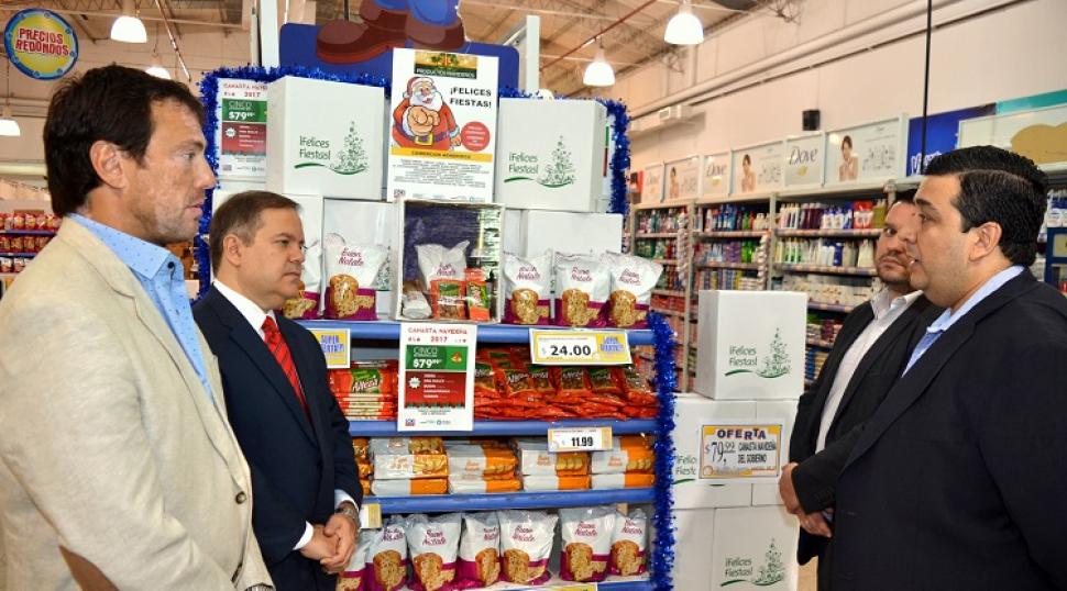 El director de Comercio de la provincia, Pablo Zeitune, junto a los supermercadistas, celebró el acuerdo de la canasta navideña. Foto de comunicaciontucuman.gob.ar